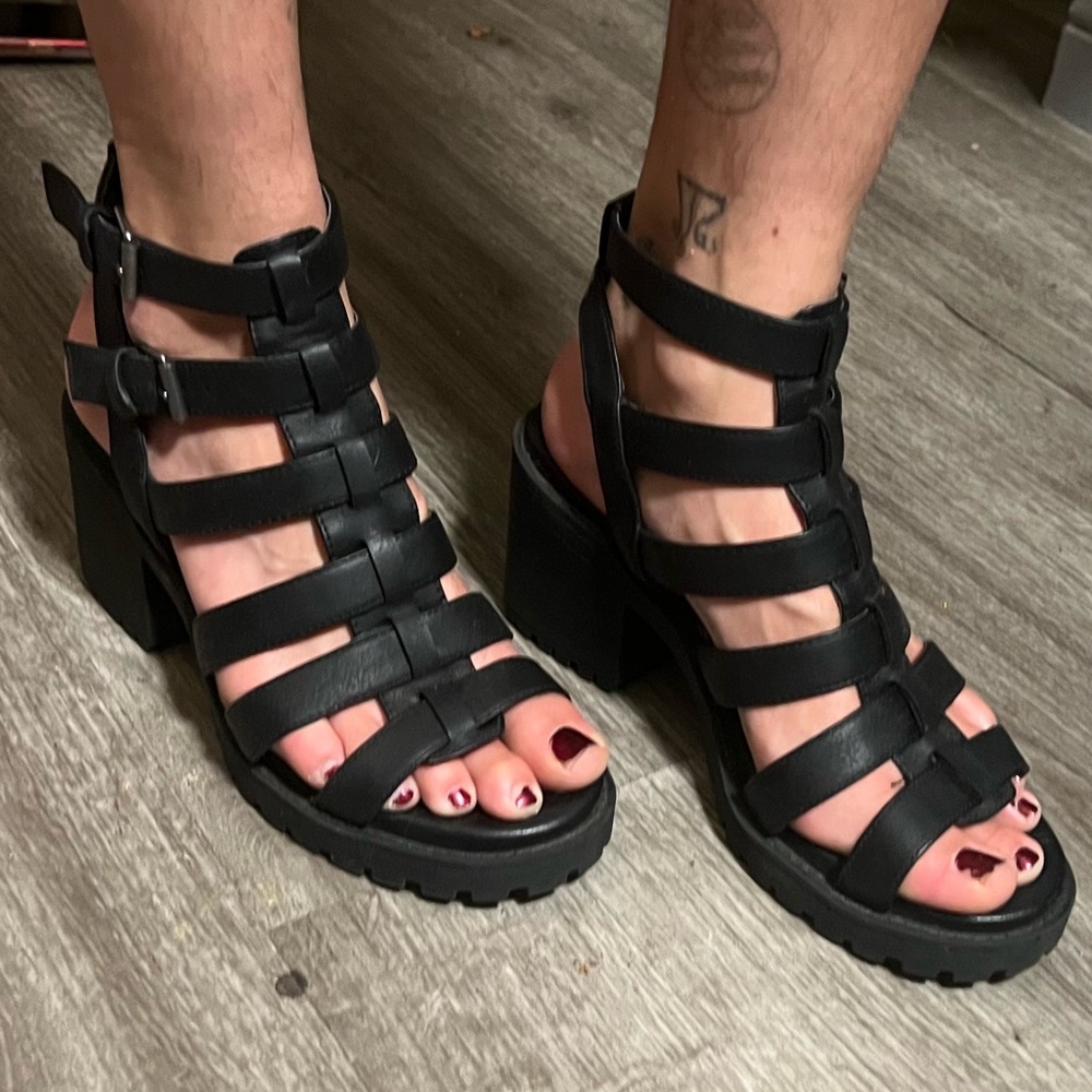 Chinese Laundry Black Cage Sandals